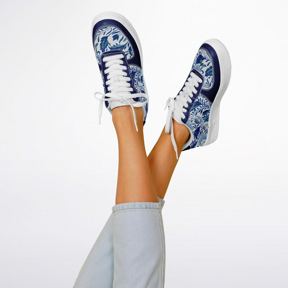 Low top Sneakers in Porcelain Print
