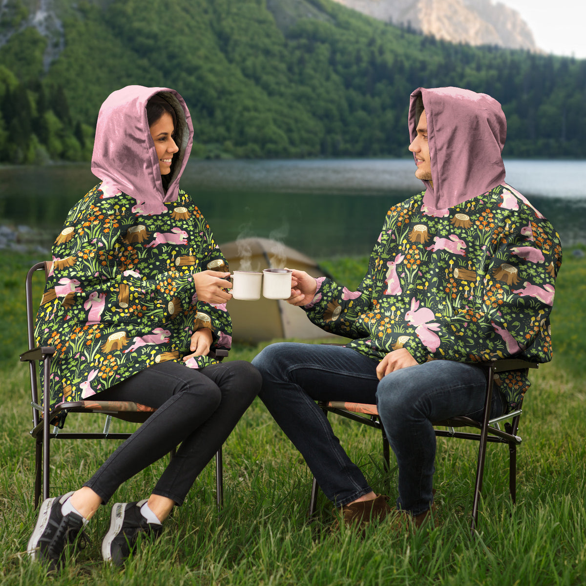 Enchanted Cottagecore: Kuscheliger Kapuzenpullover aus Mikrofleece mit Kaninchen- und Waldmotiv in Übergrößen erhältlich, Loungecore 