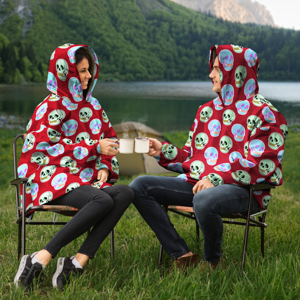 Kuscheliger Kapuzenpullover aus Mikrofleece mit Retro-Totenkopf-Print 