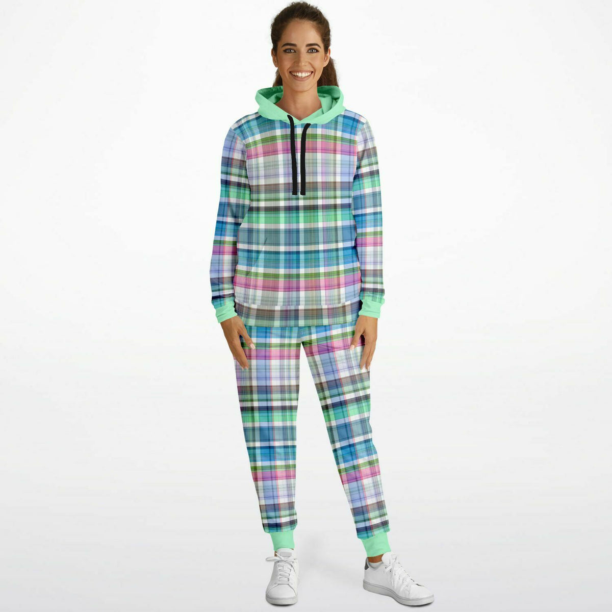 Winterliches Set aus Kapuzenpullover und Jogginghose mit Karomuster 